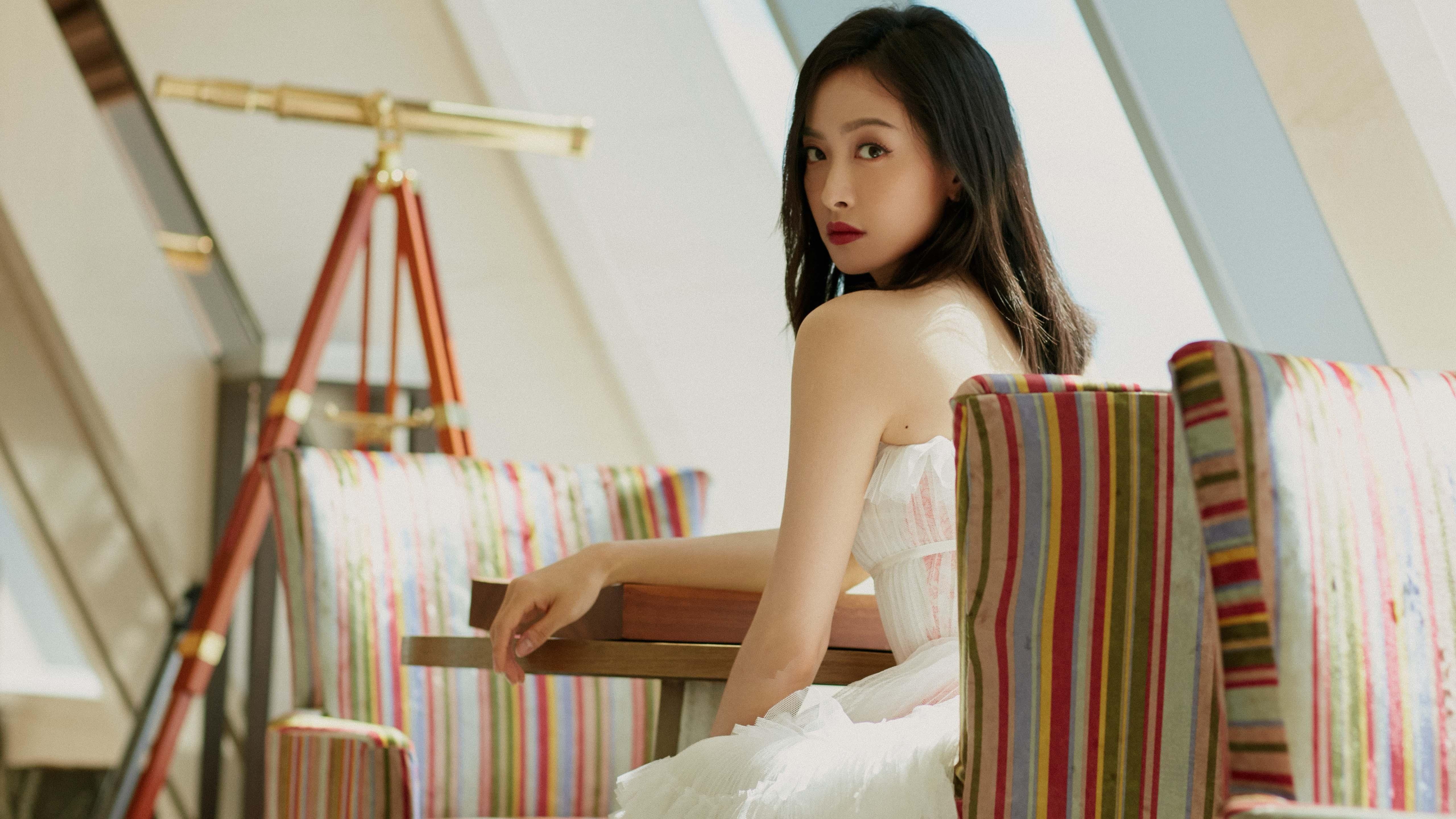 以足球为主题的社区文化建设步伐加快，增强邻里关系，以足球文化为主题的绘画