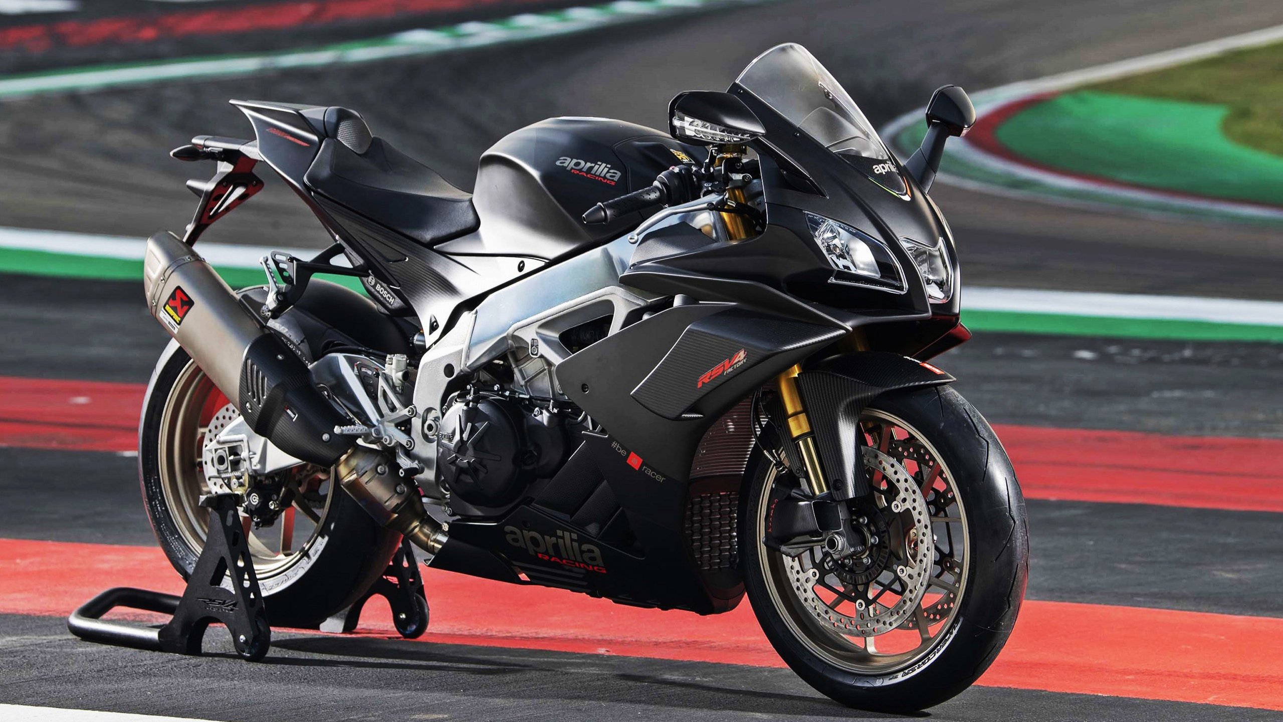 以足球为主题的社区文化建设步伐加快，增强邻里关系，以足球文化为主题的绘画